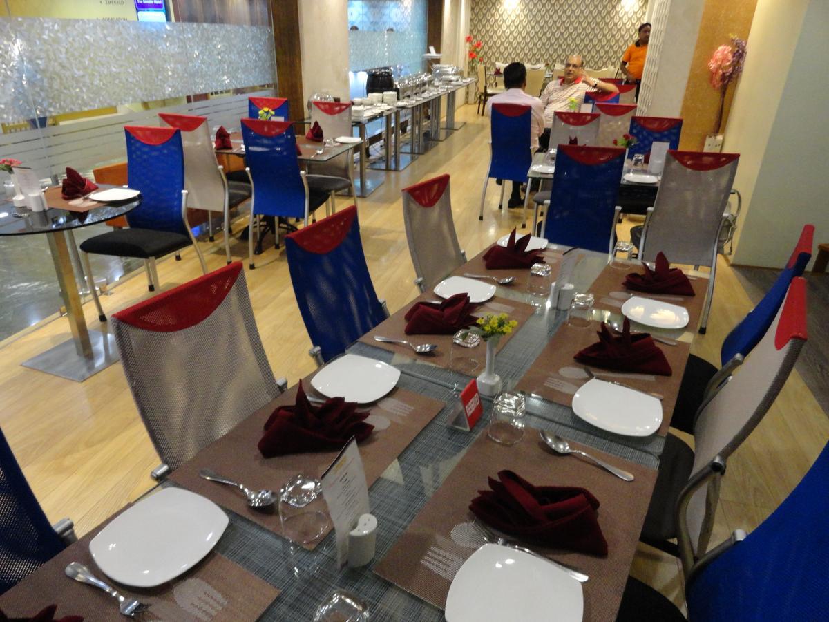 The Senator Hotel كولكاتا المظهر الخارجي الصورة