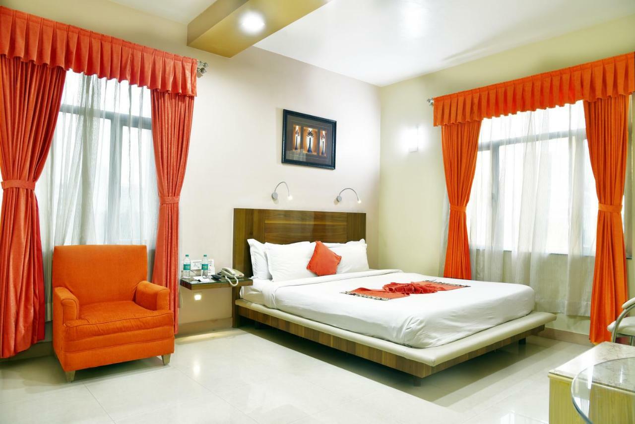 The Senator Hotel كولكاتا المظهر الخارجي الصورة