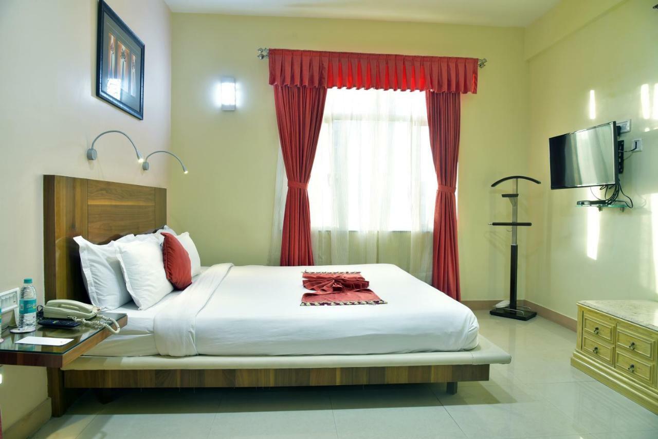 The Senator Hotel كولكاتا المظهر الخارجي الصورة