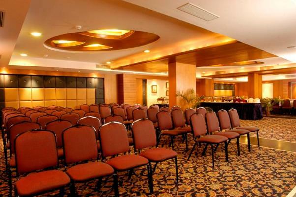 The Senator Hotel كولكاتا المظهر الخارجي الصورة